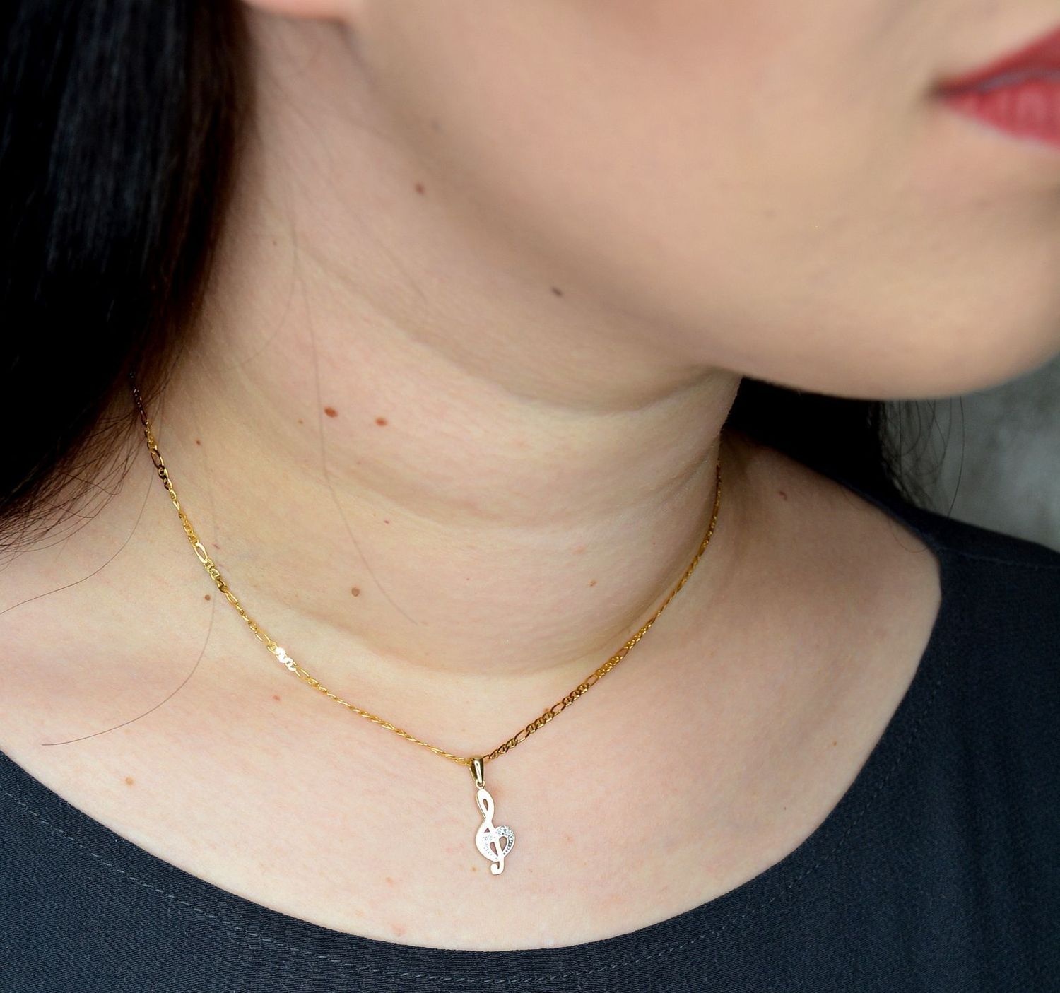 Złota zawieszka 333 klucz wiolinowy z cyrkoniami P 415.jpg